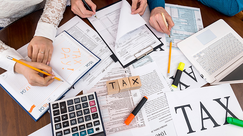 What is the difference between payroll and income taxes?